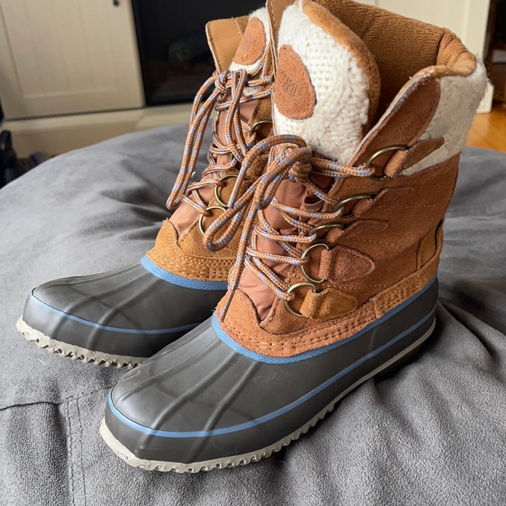 Snow boots